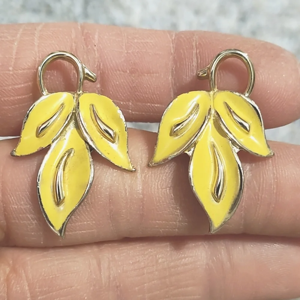 CORO VINTAGE GOLD-TONE YELLOW THREE-LEAF DROP CLIP-ON 1.3